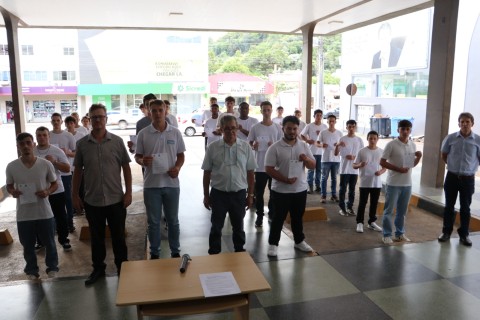 Jovens de Concórdia participam de juramento à Bandeira e recebem dispensa militar