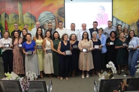 Com casa cheia e emoção, Câmara de Vereadores realiza entrega do Título Mulher 2026